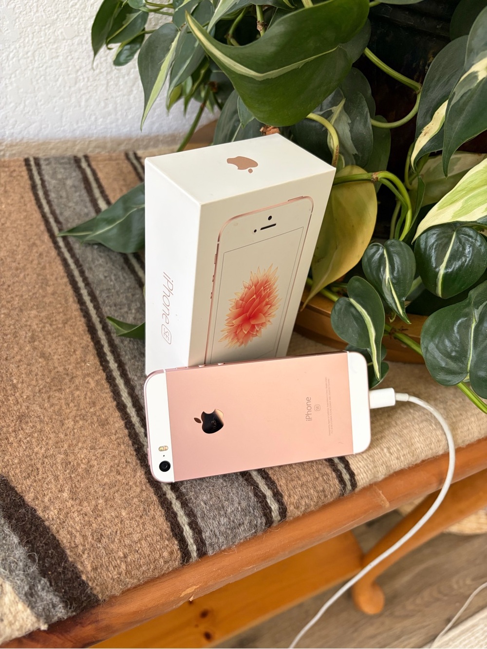Apple iPhone SE Rose Gold with Charging Cable
